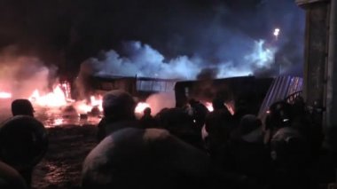 Kiev. Meydan. Protestocular taş atmak ve lastikler için üzerinde Barikatın ateşe.