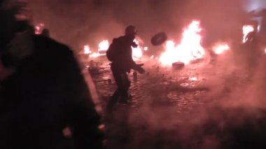 Kiev. Meydan. Protestocular taş atmak ve lastikler için üzerinde Barikatın ateşe.