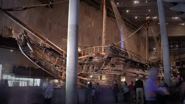Muchos turistas al interior del Museo Marítimo Vasa en Estocolmo. Tiempo de caducidad . — Vídeos de Stock