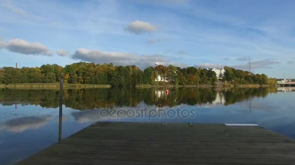 Een spiegelgladde water zee Bay en het stadspark in Helsinki. Aereal filmen — Stockvideo