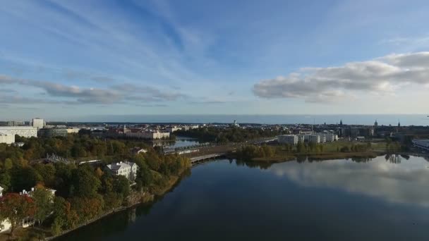 En spegel-smooth vatten Sea Bay och stadsparken i Helsingfors. Aereal Filmning — Stockvideo