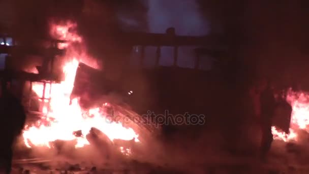 Kiev. Maidan. Les manifestants jettent des pierres et mettent le feu aux pneus sur la barricade . — Video