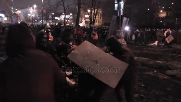 Kyjev. Maidan. Protestující házet kameny a zapálil pneumatik na barikády. — Stock video