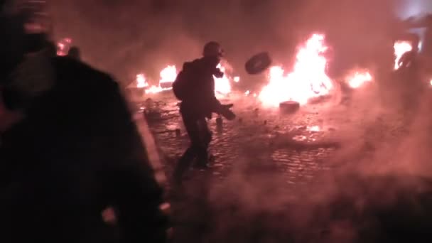 Kiev. Maidan. Manifestantes atiram pedras e incendiaram pneus na barricada . — Vídeo de Stock