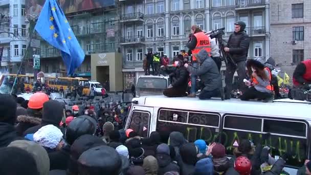 Журналисты с камерами, стоящими в сломанном автобусе среди протестующих . — стоковое видео