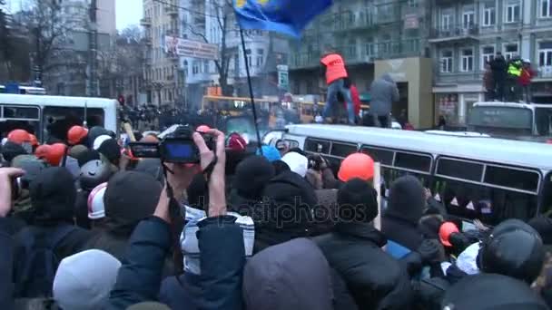 Kiev. Meydan. Büyük kalabalık otobüs iterek bir polis bariyer protestocu — Stok video