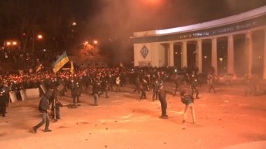 Kiev. Meydan. Protestocular taş atmak ve lastikler için üzerinde Barikatın ateşe.