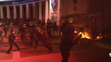 Kiev. Meydan. Protestocular taş atmak ve lastikler için üzerinde Barikatın ateşe.