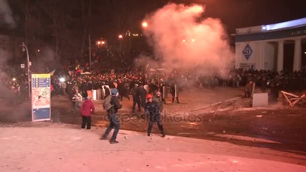 Kyjev. Maidan. Protestující házet kameny a zapálil pneumatik na barikády. — Stock video