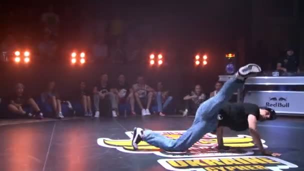 Bir gece kulübünde Hip-Hop dans gösterisi — Stok video