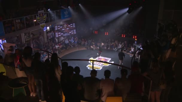 Hip-hop dansshow i en nattklubb — Stockvideo