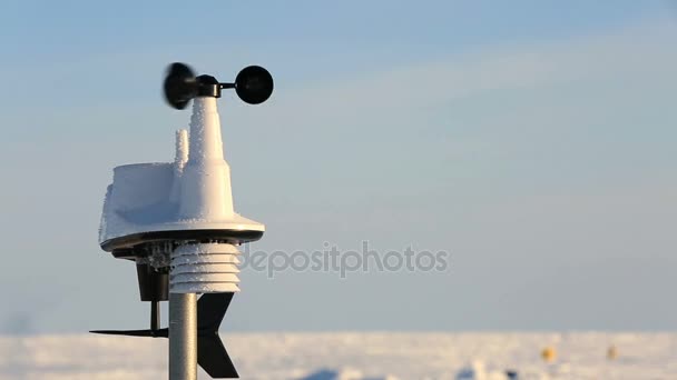 El anemómetro mide la velocidad del viento en la estación polar ártica . — Vídeos de Stock