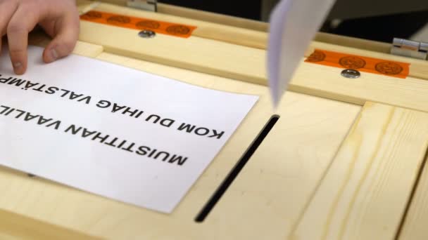 Πρόσωπο ψήφο σε κάλπη κατά τη διάρκεια εκλογών — Αρχείο Βίντεο