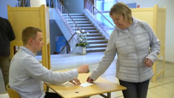 Mujer que emite un voto en las urnas durante las elecciones — Vídeo de stock