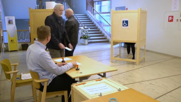 Personas que emiten un voto en las urnas durante las elecciones — Vídeo de stock