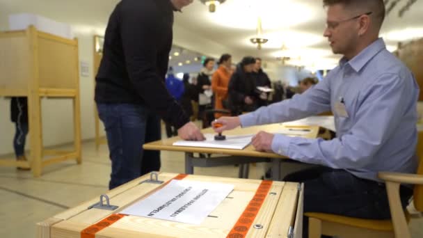 Persona que emite un voto en las urnas durante las elecciones — Vídeo de stock