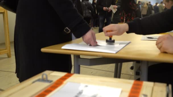 Persona que emite un voto en las urnas durante las elecciones. De cerca. — Vídeo de stock