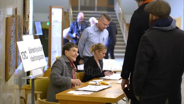 La gente se registra antes de votar durante las elecciones municipales — Vídeo de stock