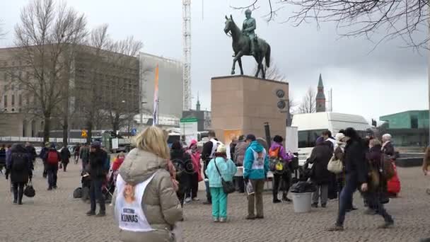 Agitátorok kezet szórólapok Helsinki utcáin a választási kampány során. — Stock videók