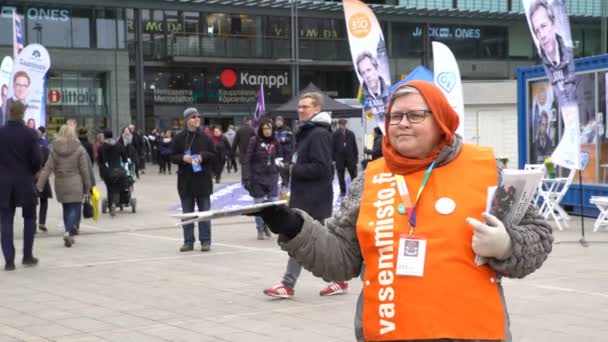 Agitatoren verteilen während des Wahlkampfs Flugblätter auf den Straßen von Helsinki. — Stockvideo