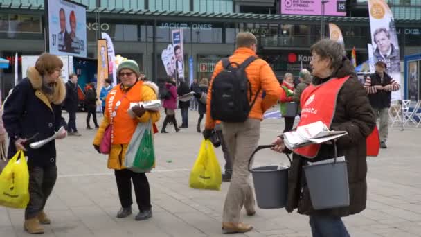 Мішалки роздають листівки на вулицях Гельсінкі під час виборчої кампанії. — стокове відео