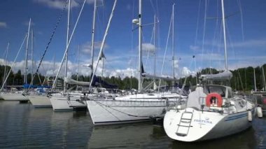 Marina Finlandiya Güney sahil üzerinde birçok tekne.