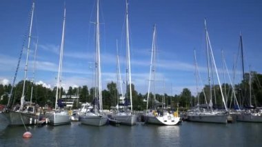 Marina Finlandiya Güney sahil üzerinde birçok tekne.