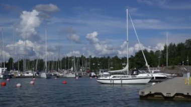 Marina Finlandiya Güney sahil üzerinde birçok tekne.