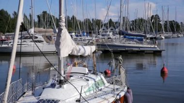 Marina Finlandiya Güney sahil üzerinde birçok tekne.