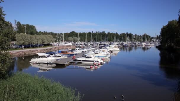 Muitos barcos na marina na costa sul da Finlândia . — Vídeo de Stock