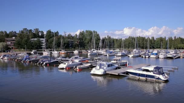 Nombreux bateaux dans la marina sur la côte sud de la Finlande . — Video