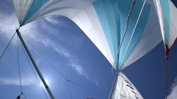 Spinnaker op de boeg van de jacht met blauwe lucht en zonneschijn. — Stockvideo