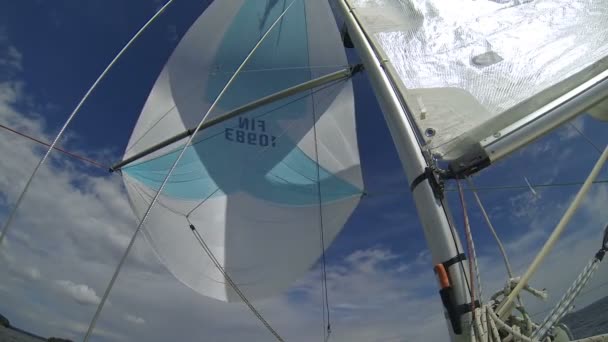 Spinnaker en la proa del yate con cielos azules y sol . — Vídeos de Stock