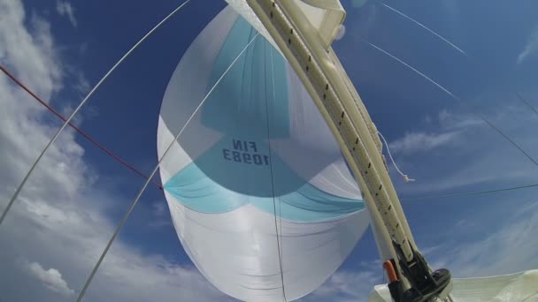 Μπαλόνι στην πλώρη του σκάφους με μπλε ουρανό και τον ήλιο. — Αρχείο Βίντεο
