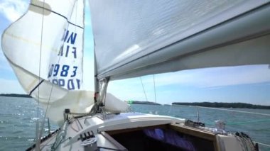 Bir kadın denizci yelken yükseltir ve denize.