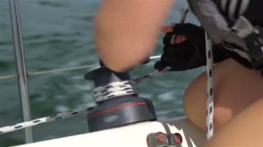 Tekne yelken yetiştirmek için el ile vinç.