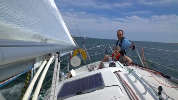 航海の旅。外洋ヨット直接ヨットのカップル. — ストック動画