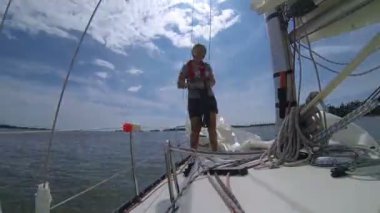 Tekne yelken yükseltir ve denize. Zaman atlamalı.