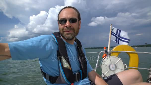 Yachtsman dirige velero en el mar abierto . — Vídeos de Stock