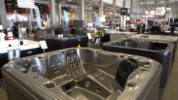 Stort utbud av moderna designer Jacuzzi på mässan. — Stockvideo