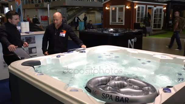 Stort utbud av moderna designer Jacuzzi på mässan. — Stockvideo