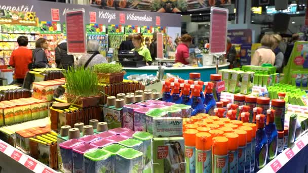 Enorme selección de fertilizantes en la tienda de jardín . — Vídeos de Stock