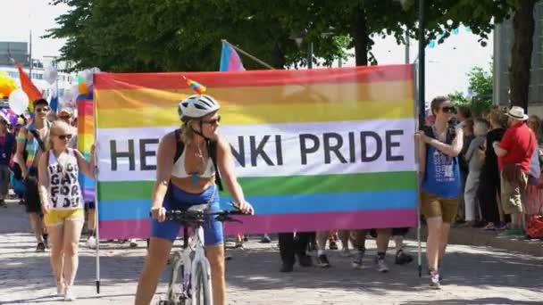 Miles de personas en solidaridad durante un desfile de orgullo gay en las calles . — Vídeos de Stock