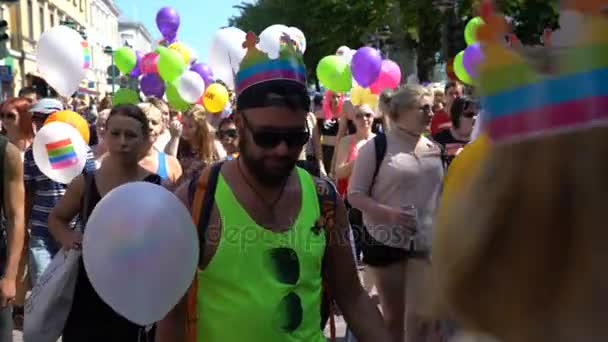 Tysiące ludzi w solidarności podczas Gay pride parady na ulicach. — Wideo stockowe