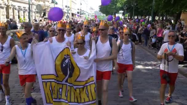 Miles de personas en solidaridad durante un desfile de orgullo gay en las calles . — Vídeos de Stock