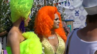 Renkli kostümleri Drag Queen yarışmaya katılan. Eşcinsel gurur geçit Helsinki sokaklarında.