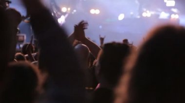Alkış ve bir rock konserinde ellerini sallayarak hayranları bir sürü.