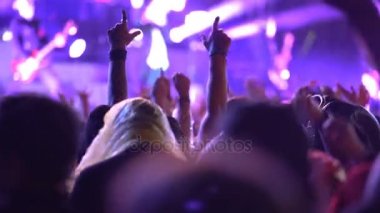 Alkış ve bir rock konserinde ellerini sallayarak hayranları bir sürü.
