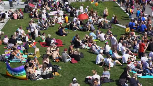 Тысячи людей на большом пикнике в честь Хельсинкского прайда 2016 . — стоковое видео