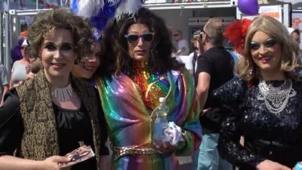 Deelnemers aan de competitie van de Drag Queen in kleurrijke kostuums. Gay pride parade op de straten van Helsinki. — Stockvideo